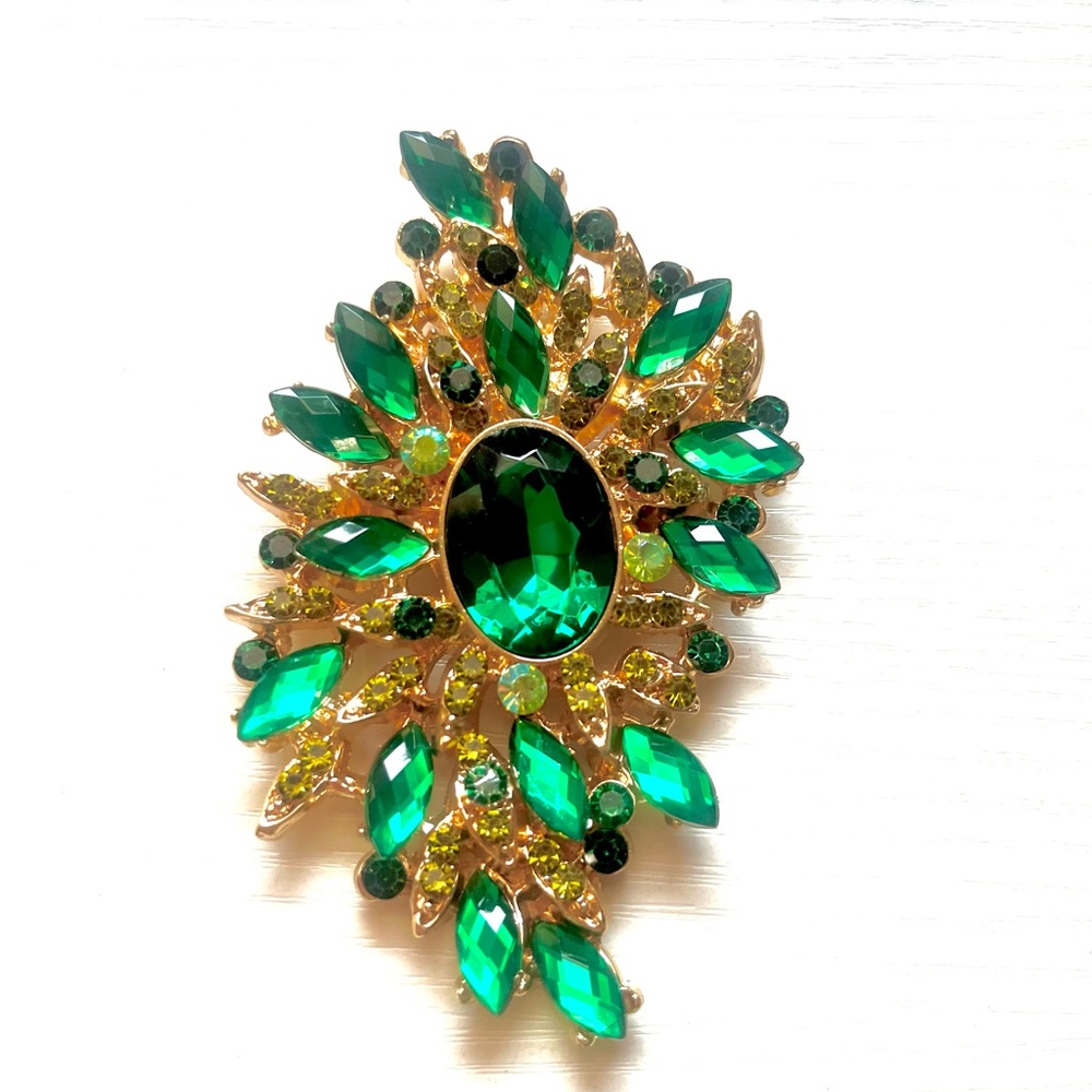 Large Emerald Green Rhinestone Statement Brooch – Gold Crystal Floral Burst Pin